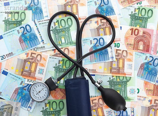 Blutdruckmessgerät auf Euro-Banknoten  Röhrchen in Herzform gedreht