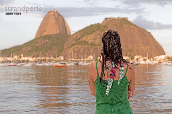 Mittlere erwachsene Frau mit Blick auf Sugarloaf Mountain  Botafogo Bay  Rio de Janeiro  Brasilien