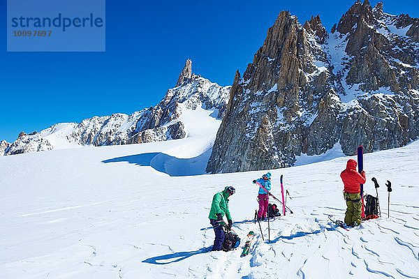 Drei reife Skifahrer bei der Vorbereitung der Skiausrüstung im Mont-Blanc-Massiv  Grajische Alpen  Frankreich
