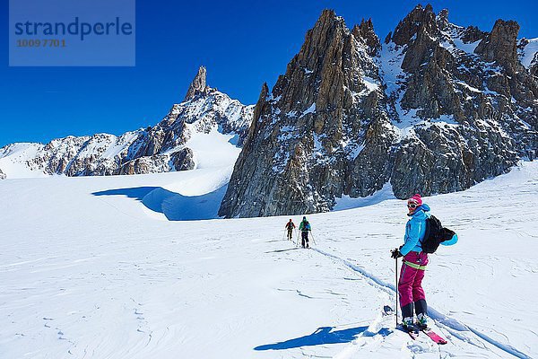 Drei Skifahrer auf dem Mont-Blanc-Massiv  Grajische Alpen  Frankreich