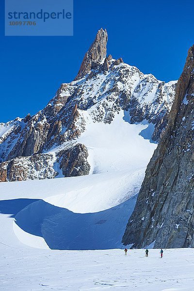 Fernsicht von drei Skifahrern auf dem Mont-Blanc-Massiv  Grajische Alpen  Frankreich