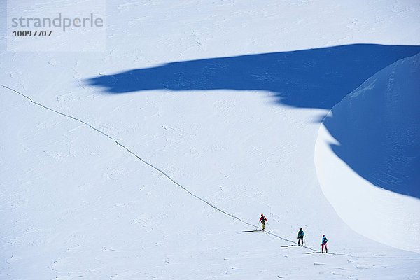 Fernsicht von drei Skifahrern auf der Piste  Mont-Blanc-Massiv  Grajische Alpen  Frankreich