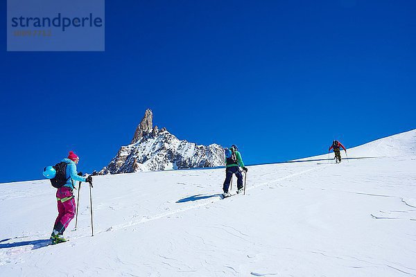 Drei erwachsene Skifahrer auf dem Mont Blanc-Massiv  Graian Alps  Frankreich