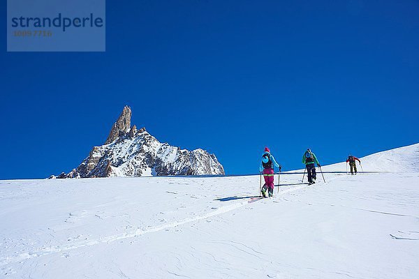 Rückansicht von drei Skifahrern  die das Mont-Blanc-Massiv erklimmen  Graian Alps  Frankreich