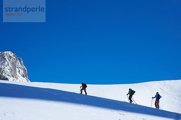 Scherenschnitt von drei Skifahrern beim Aufstieg auf das Mont-Blanc-Massiv  Graische Alpen  Frankreich