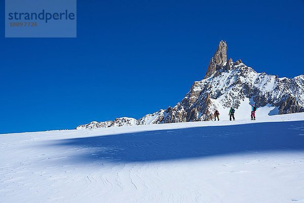 Fernsicht von drei Skifahrern  die das Mont-Blanc-Massiv erklimmen  Grajische Alpen  Frankreich