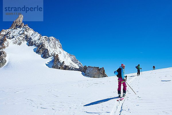 Drei erwachsene Skifahrer auf dem Mont Blanc Massiv  Graian Alps  Frankreich