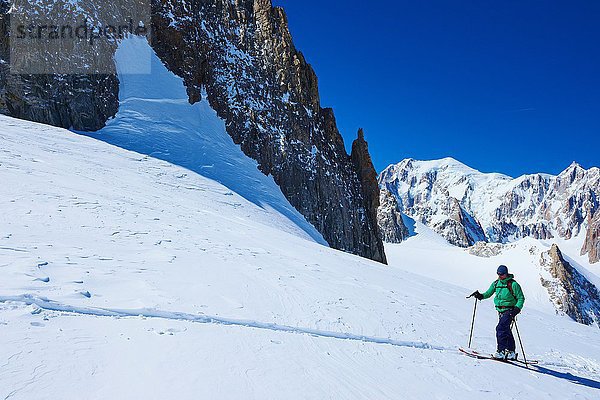 Erwachsener Skifahrer beim Aufstieg auf das Mont-Blanc-Massiv  Graian Alps  Frankreich