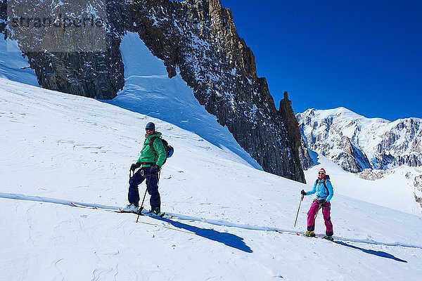 Reife Skifahrerinnen und Skifahrer auf dem Mont Blanc-Massiv  Graian Alps  Frankreich