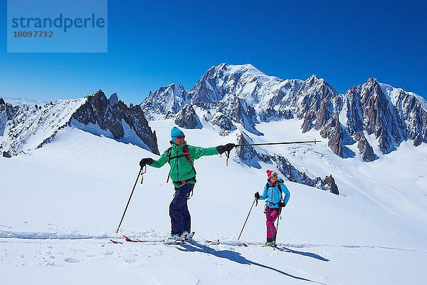 Skifahrer und Skifahrerinnen vom Mont Blanc-Massiv  Graian Alps  Frankreich