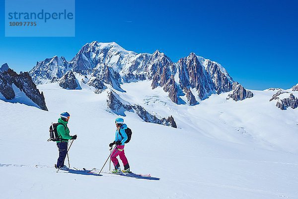 Weibliche und männliche Skifahrer im Gespräch auf dem Mont-Blanc-Massiv  Graian Alps  Frankreich