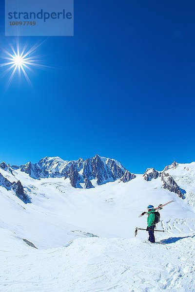 Älterer Skifahrer mit Blick auf das Mont-Blanc-Massiv  Graian Alps  Frankreich
