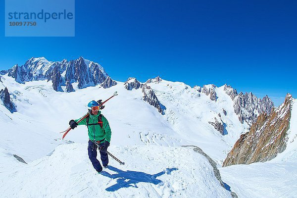 Erwachsener Skifahrer auf dem Bergrücken des Mont Blanc-Massivs  Graian Alps  Frankreich
