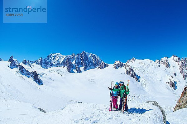 Reife Skifahrer und Skifahrerinnen auf dem Bergrücken des Mont-Blanc-Massivs  Graian Alps  Frankreich