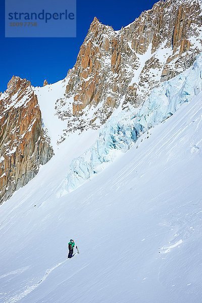 Alleinstehender Skifahrer auf dem Mont-Blanc-Massiv  Graian Alps  Frankreich