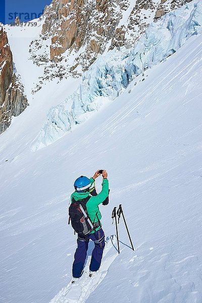 Skifahrer fotografiert mit dem Smartphone im Mont-Blanc-Massiv  Graian Alps  Frankreich