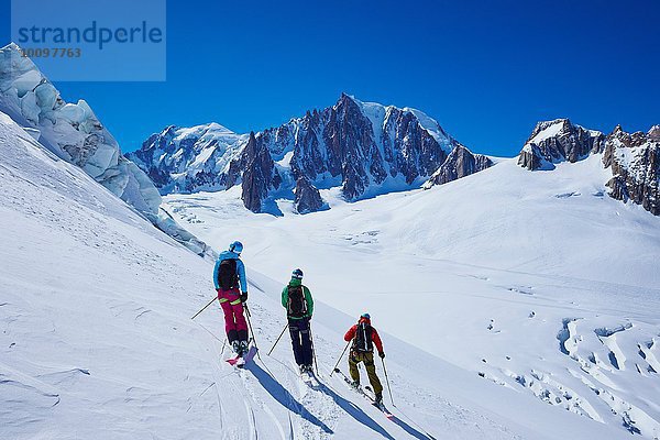 Drei erwachsene Skifahrer nebeneinander auf dem Mont-Blanc-Massiv  Graian Alps  Frankreich
