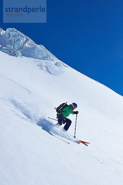 Erwachsener Skifahrer  der das Mont-Blanc-Massiv hinunterfährt  Graian Alps  Frankreich