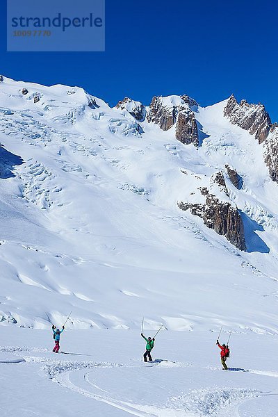Drei erwachsene Skifahrer feiern auf dem Mont-Blanc-Massiv  Graische Alpen  Frankreich