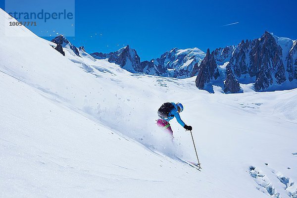 Reife Skifahrerin auf dem Mont Blanc-Massiv  Graian Alps  Frankreich