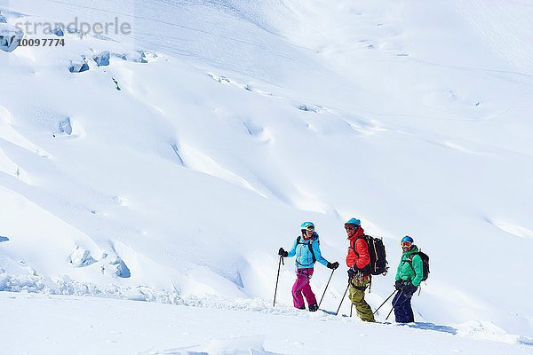 Drei erwachsene Skifahrer auf dem Mont-Blanc-Massiv  Graian Alps  Frankreich