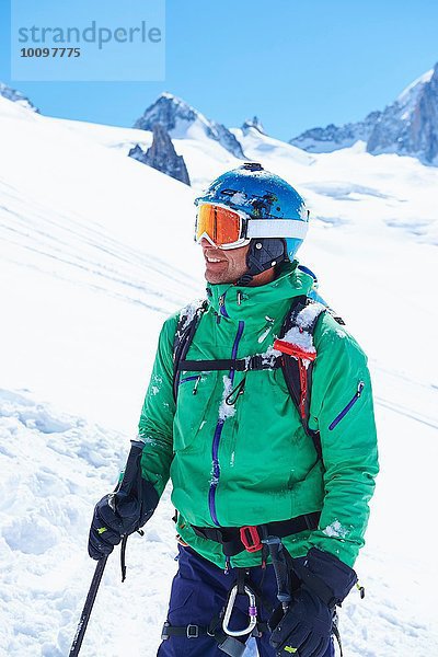 Porträt eines reifen Skifahrers auf dem Mont-Blanc-Massiv  Grajische Alpen  Frankreich