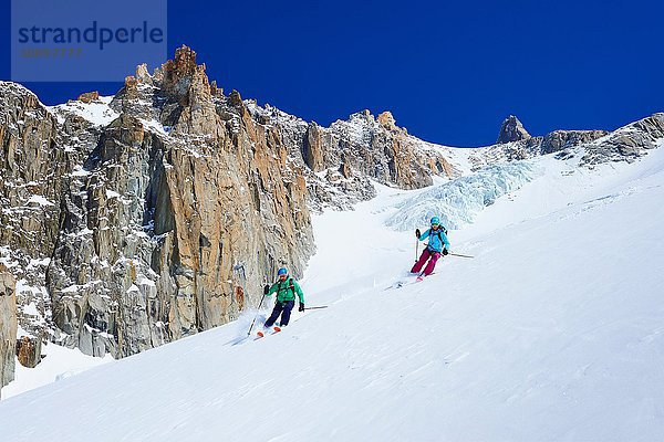 Skifahrer und Skifahrerinnen auf dem Mont Blanc-Massiv  Graian Alps  Frankreich