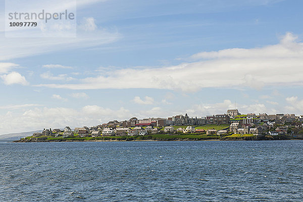 Stadtansicht vom Meer aus  Lerwick  Mainland  Shetland-Inseln  Schottland  Großbritannien  Europa