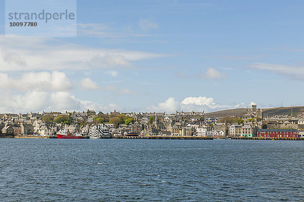 Stadtansicht vom Meer aus  Lerwick  Mainland  Shetland-Inseln  Schottland  Großbritannien  Europa