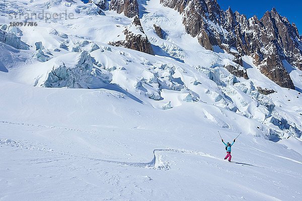 Reife Skifahrerin beim Feiern auf dem Mont-Blanc-Massiv  Graian Alps  Frankreich