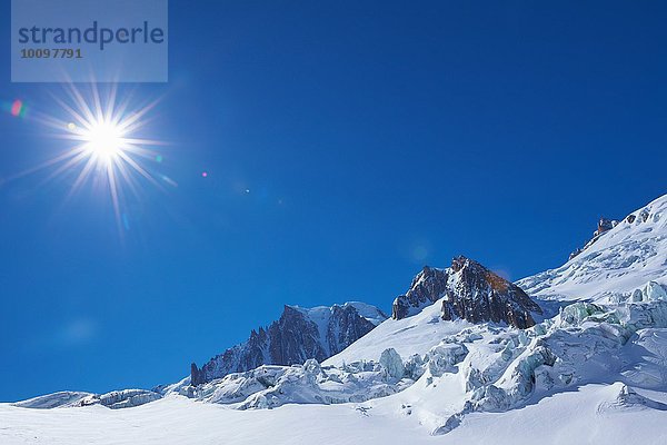 Schneebedeckte Landschaft und blauer Himmel  Mont-Blanc-Massiv  Grajische Alpen  Frankreich