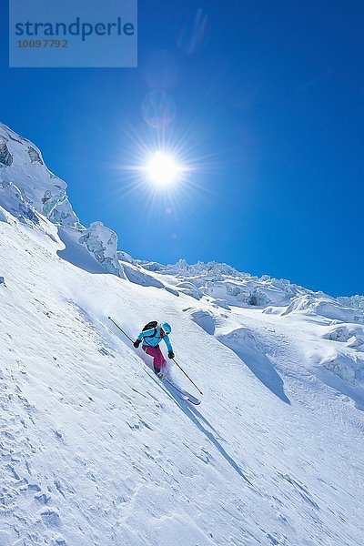 Reife Skifahrerin beim Abfahren auf dem Mont-Blanc-Massiv  Graian Alps  Frankreich