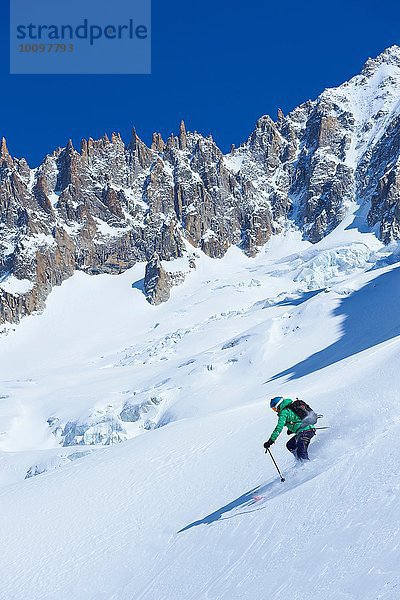 Skifahrer mit steiler Abfahrt auf dem Mont-Blanc-Massiv  Grajische Alpen  Frankreich