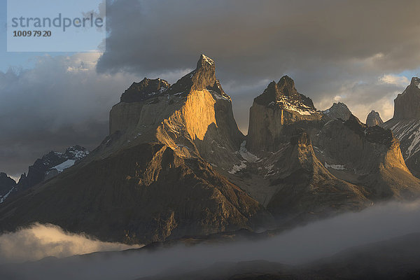 Cuernos del Paine frühmorgens  Nationalpark Torres del Paine  Patagonien  Chile  Südamerika