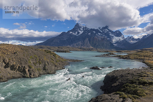 Wasserfall  Nationalpark Torres del Paine  Patagonien  Chile  Südamerika