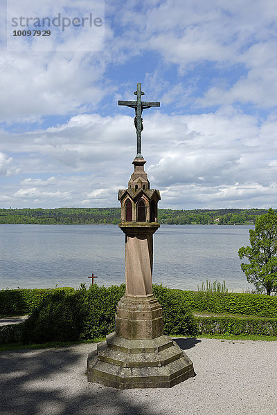 Gedenksäule für König Ludwig II. an der Votivkapelle  bei Berg  Starnberger See  Oberbayern  Bayern  Deutschland  Europa