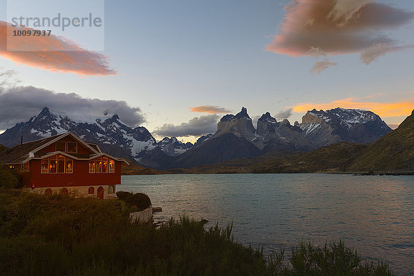 Lago Pehoe und Hosteria Pehoe  Nationalpark Torres del Paine  Patagonien  Chile  Südamerika