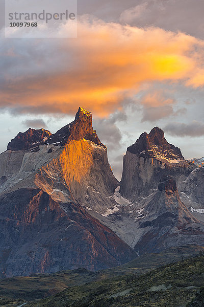 Sonnenaufgang über Cuernos del Paine  Nationalpark Torres del Paine  Patagonien  Chile  Südamerika