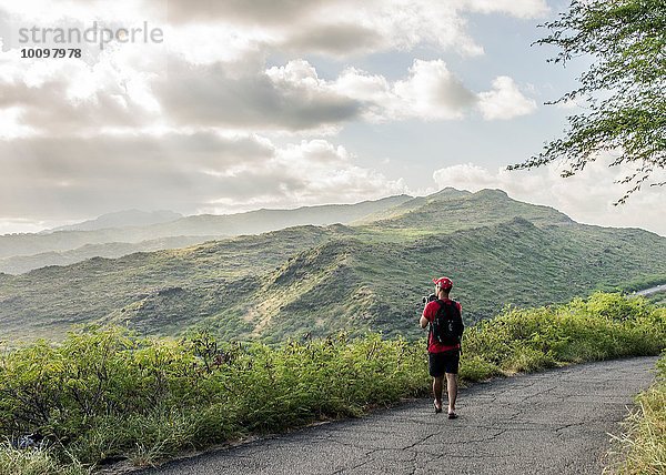 Junge männliche Touristen fotografieren mit digitaler Spiegelreflexkamera auf dem Makapuuu Küstenweg  Oahu  Hawaii  USA