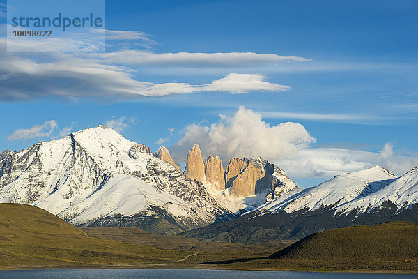 Cuernos del Paine und Amarga Lagune  Nationalpark Torres del Paine  Patagonien  Chile  Südamerika