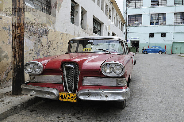 Roter amerikanischer Oldtimer  Taxi  Centro Habana  Havanna  Ciudad de La Habana  Kuba  Nordamerika