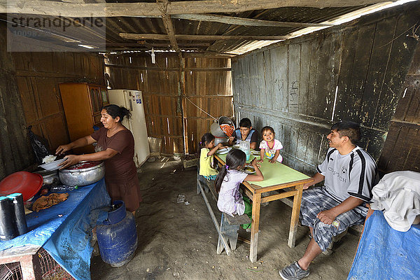 'Frau kocht für ihre Familie in einer einfachen Küche  Armenviertel ''200 Zone D''  Huaycan  Lima  Peru  Südamerika'