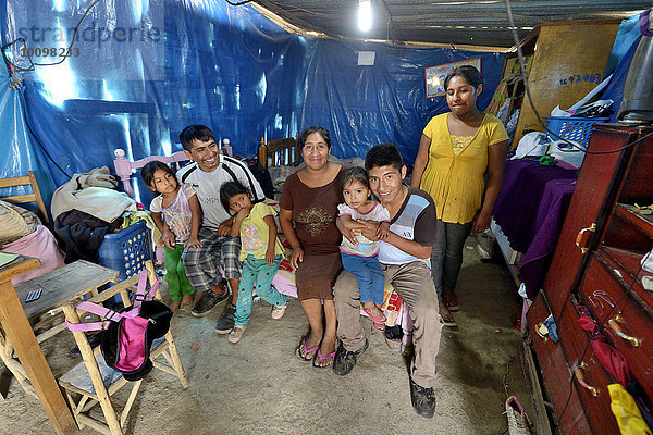 'Familie in einer ärmlichen Baracke  Armenviertel ''200 Zone D''  Huaycan  Lima  Peru  Südamerika'