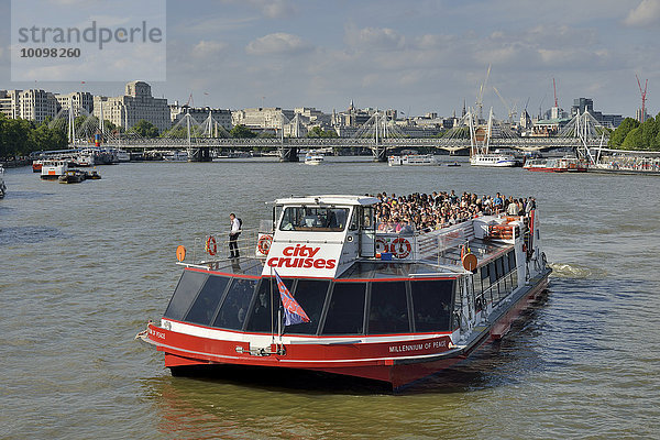 Ausflugsboot auf der Themse nahe der Westminster Bridge  London  England  Großbritannien  Europa