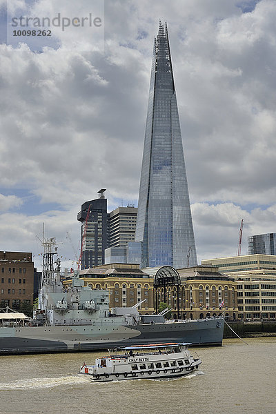 Ausflugsboot auf der Themse vor The Shard  310 Meter  bis 2012 das höchste Gebäude Europas  London  England  Großbritannien  Europa