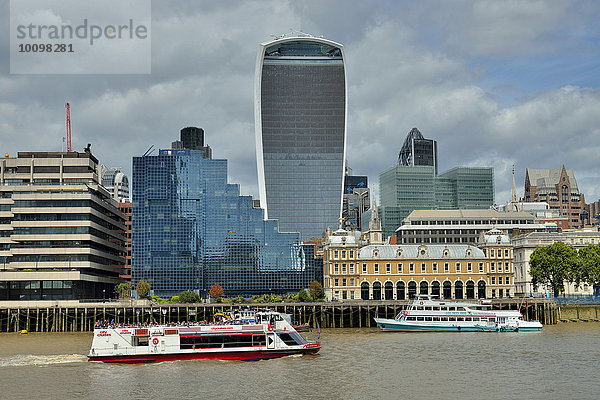 Ausflugsboote auf der Themse  Finanzbezirk City of London dahinter  London  England  Großbritannien  Europa