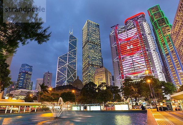Statue quadratische Gebäude beleuchtet bei Nacht  Hong Kong  China