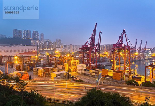 Frachtcontainer und Ladekräne bei Nacht beleuchtet  Hongkong  China