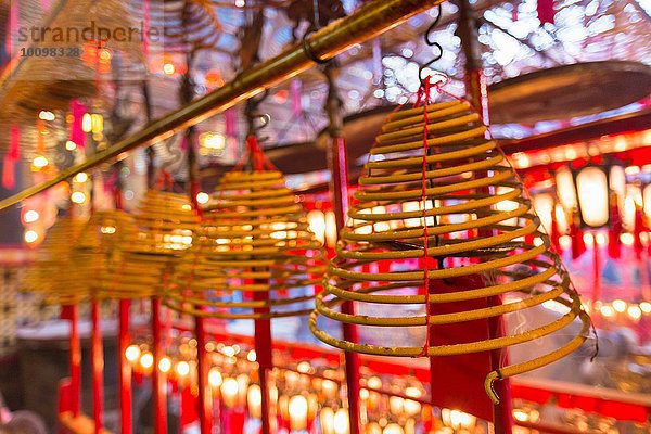 Räucherstäbchen im Man Mo Tempel  Hongkong  China
