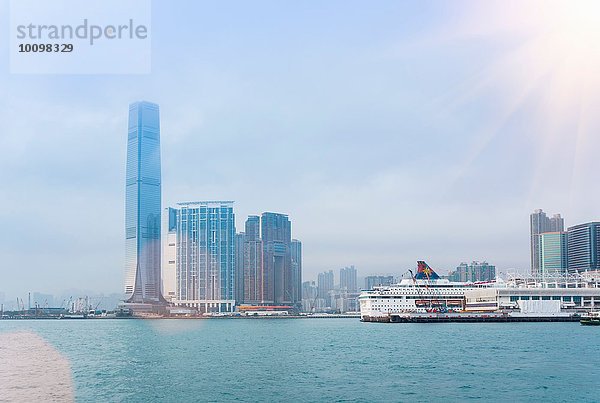 Blick auf die Skyline von Kowloon über Victoria Harbour  Hongkong  China